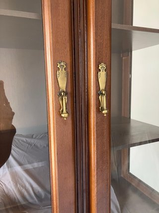Vitrina de salón de madera con puertas de cristal