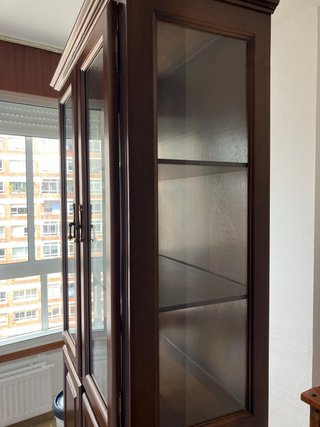 Vitrina de salón de madera con puertas de cristal