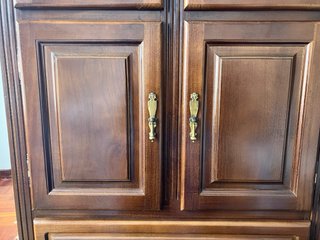 Vitrina de salón de madera con puertas de cristal