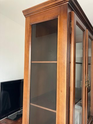 Vitrina de salón de madera con puertas de cristal