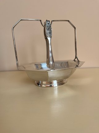 Artilugio de plata con asa