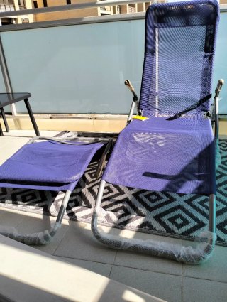 Tumbona plegable azul. Nuevas, sin estrenar.