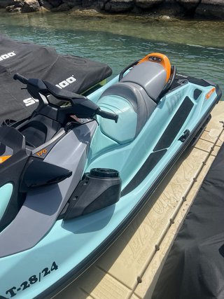 Moto de agua Sea-Doo azul y naranja