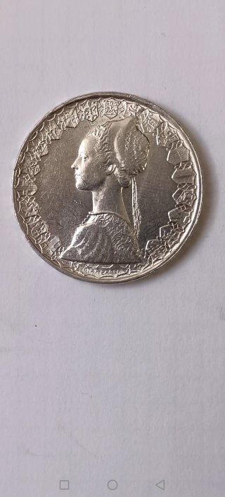 Moneda antigua con retrato de mujer