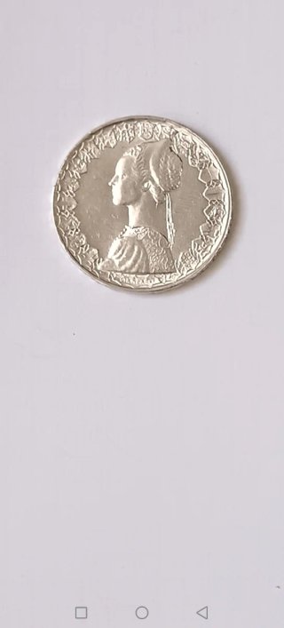Moneda antigua con retrato de mujer