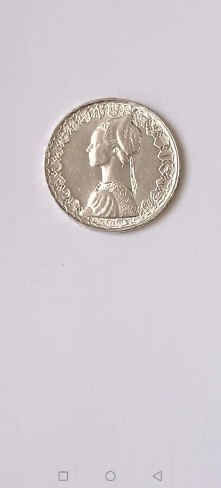 Moneda antigua con retrato de mujer