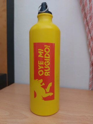Botella de agua metálica amarilla