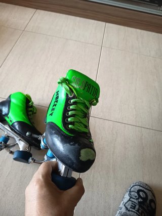 Botas Hockey Patines Verdes y Negras