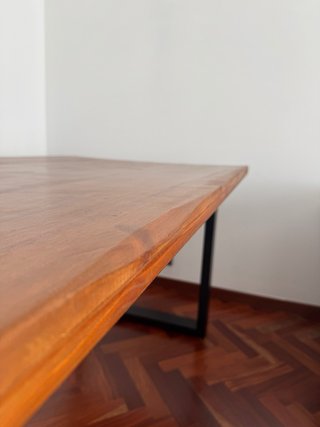 Mesa de comedor de madera