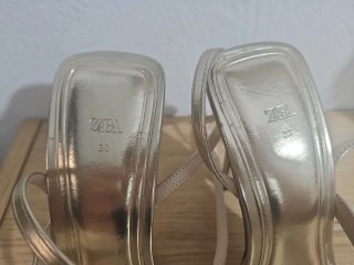 Zapatos de tacón dorados