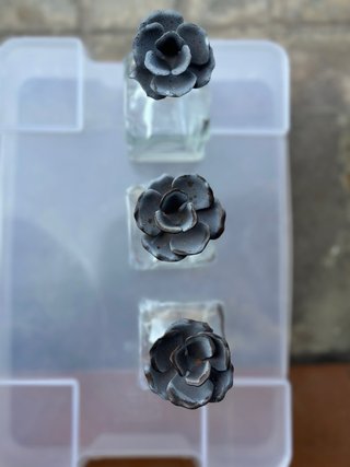 3 bottiglie di cristallo decorative a forma di fiore