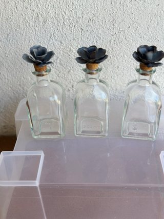 3 bottiglie di cristallo decorative a forma di fiore