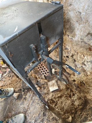 Barbacoa/parrilla hierro antigua