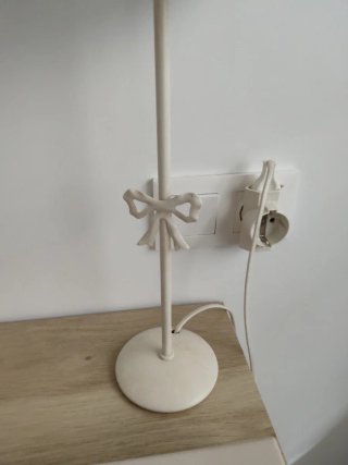 Lámpara de mesa cruda con lazo y tulipa