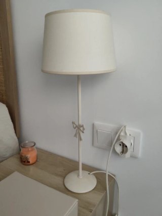 Lámpara de mesa cruda con lazo y tulipa