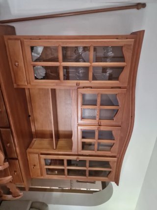 Mueble de madera con vitrinas