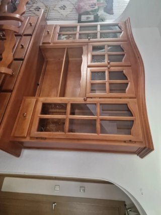 Mueble de madera con vitrinas
