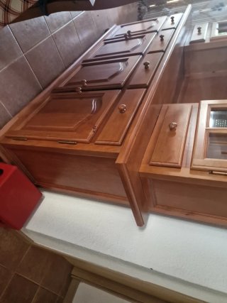Mueble de madera con vitrinas