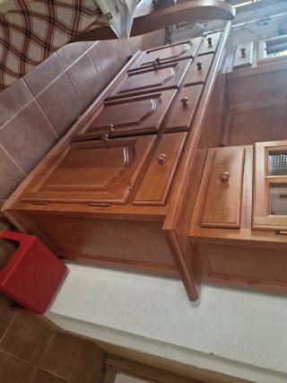 Mueble de madera con vitrinas