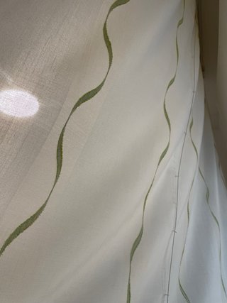 Estor dormitorio beige con ondas verdes