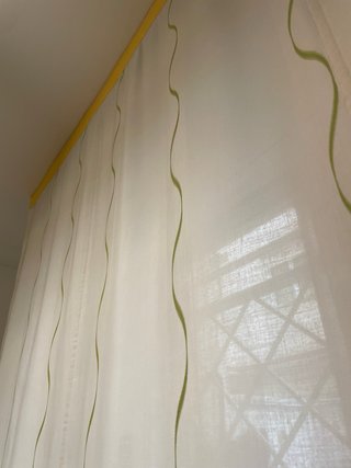 Estor dormitorio beige con ondas verdes