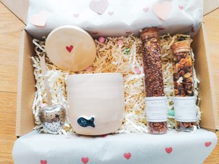 Taza cerámica y té en caja