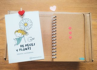 Taza cerámica y té en caja
