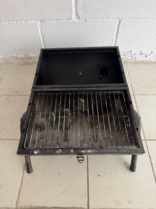 Mini Barbacoa Negra con Asa Madera