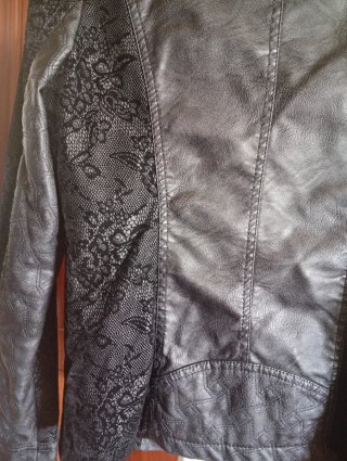 Chaqueta negra con encaje