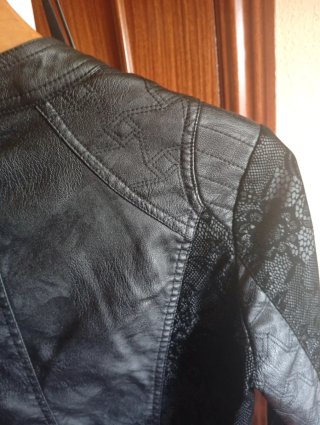 Chaqueta negra con encaje