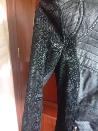 Chaqueta negra con encaje