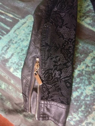 Chaqueta negra con encaje