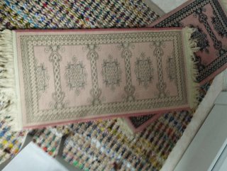 2 alfombras pequeñas con flecos 83x43 de lana