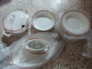 Vajilla de porcelana con borde dorado