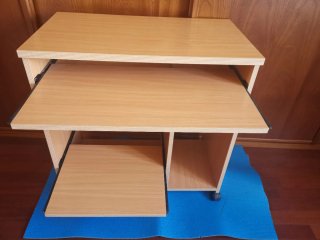 Mesa de escritorio con ruedas