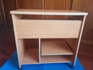 Mesa de escritorio con ruedas