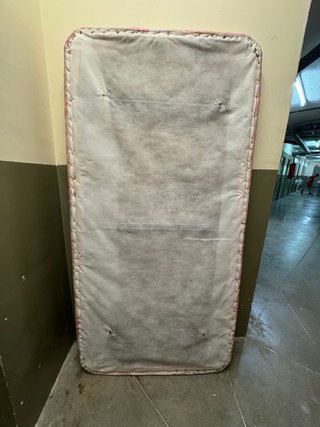 Base tapizada con patas