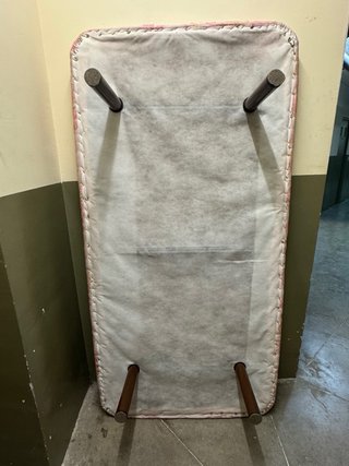 Base tapizada con patas