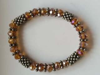 Bracciale elegante con perle arancioni e argento