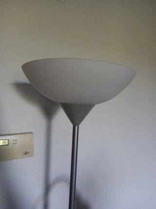 Lámpara de pie moderna plateada y blanca