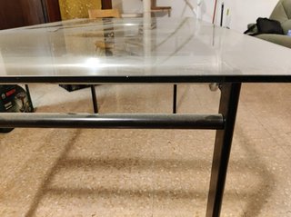 Mesa de cristal con estructura metálica