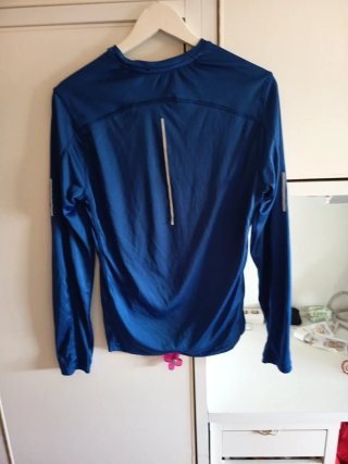 Camiseta deportiva azul manga larga