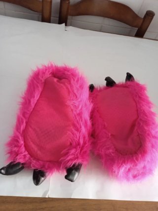 Zapatillas peludas con garras rosas