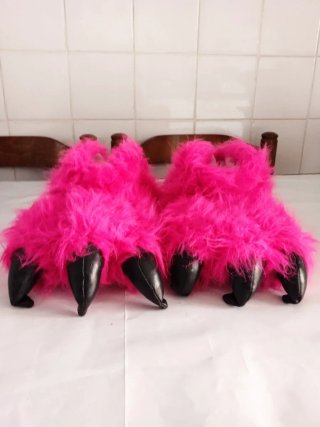 Zapatillas peludas con garras rosas