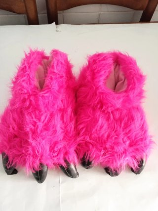 Zapatillas peludas con garras rosas