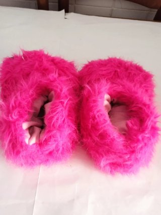 Zapatillas peludas con garras rosas