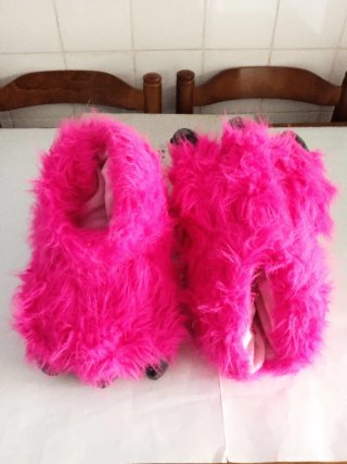 Zapatillas peludas con garras rosas
