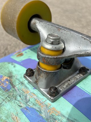 Skateboard Jart con ruedas amarillas