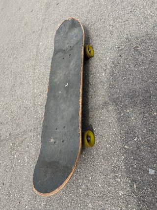 Skateboard Jart con ruedas amarillas