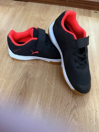 Zapatillas deportivas negras y rojas